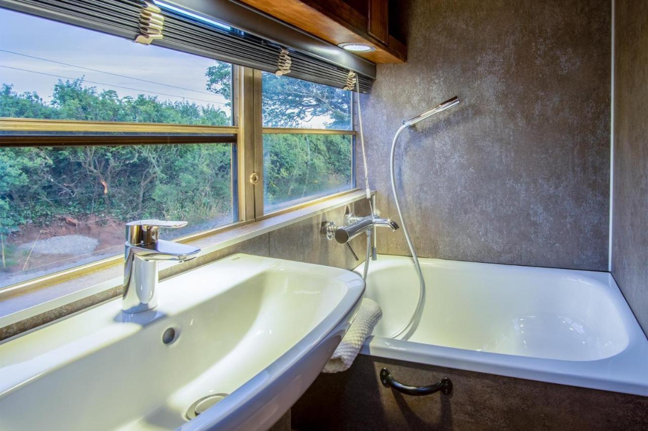 American School Bus - 1 Bedroom - Blossom Farm - Tiers Cross Johnston Zewnętrze zdjęcie